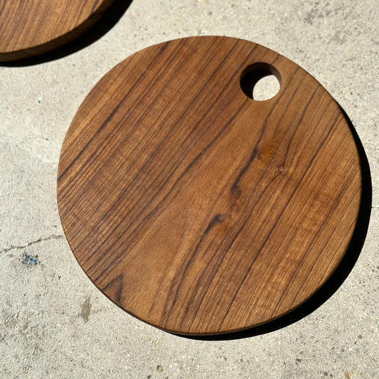 Round teak board with cut-outs – view 2