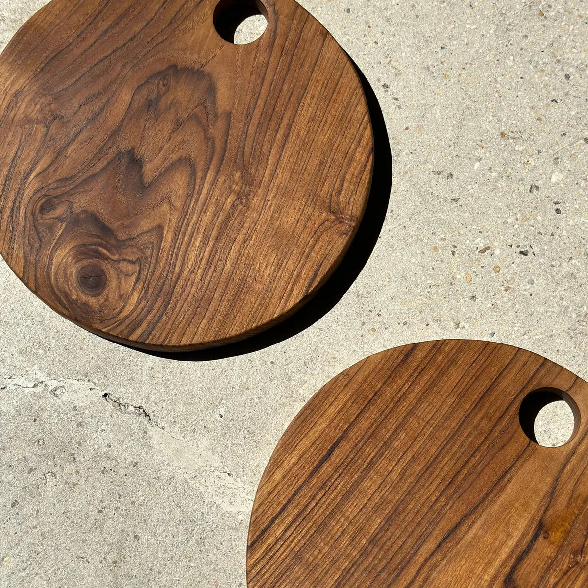 Round teak board with cut-outs – view 3