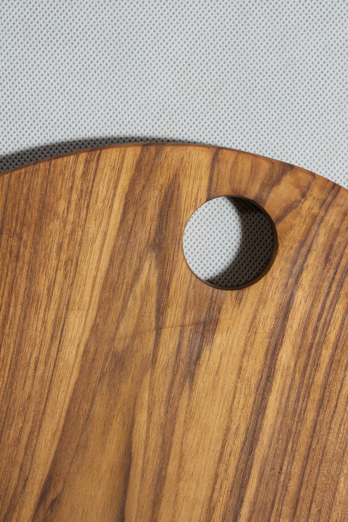 Round teak board with cut-outs – view 12