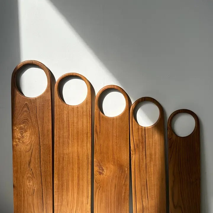 Teak serving board with round handle, 55 cm